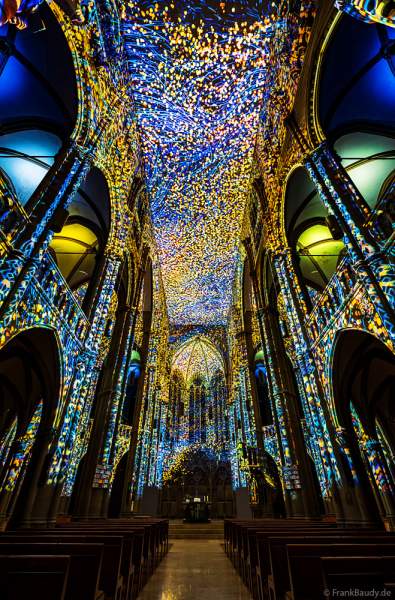 Die immersive Lichtshow 'GENESIS' in der Johanneskirche am Feuersee in Stuttgart mit 360-Grad-Projektionen und 3D-Videomapping der Schöpfungsgeschichte