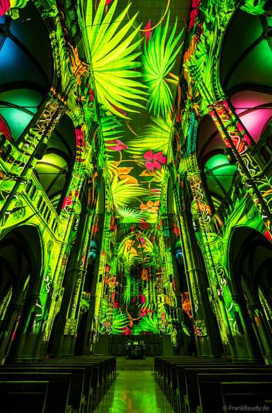 Die immersive Lichtshow 'GENESIS' in der Johanneskirche am Feuersee in Stuttgart mit 360-Grad-Projektionen und 3D-Videomapping der Schöpfungsgeschichte