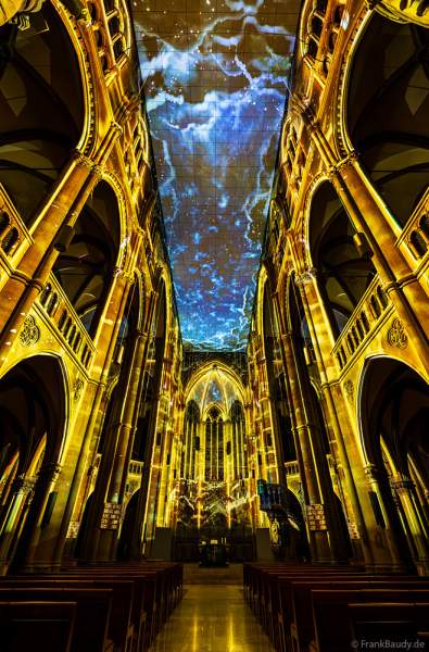 Die immersive Lichtshow 'GENESIS' in der Johanneskirche am Feuersee in Stuttgart mit 360-Grad-Projektionen und 3D-Videomapping der Schöpfungsgeschichte