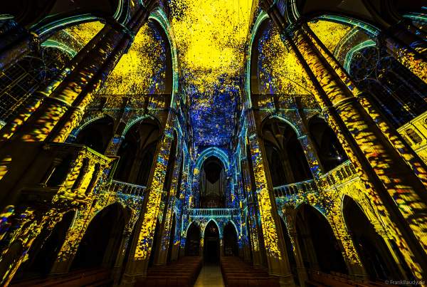Die immersive Lichtshow 'GENESIS' in der Johanneskirche am Feuersee in Stuttgart mit 360-Grad-Projektionen und 3D-Videomapping der Schöpfungsgeschichte
