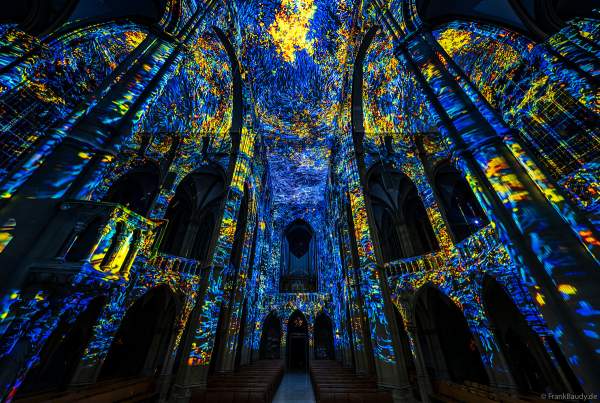 Die immersive Lichtshow 'GENESIS' in der Johanneskirche am Feuersee in Stuttgart mit 360-Grad-Projektionen und 3D-Videomapping der Schöpfungsgeschichte