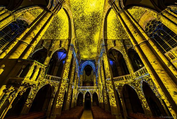 Die immersive Lichtshow 'GENESIS' in der Johanneskirche am Feuersee in Stuttgart mit 360-Grad-Projektionen und 3D-Videomapping der Schöpfungsgeschichte