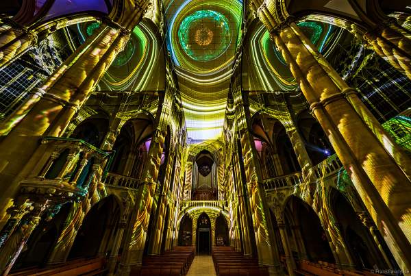 Die immersive Lichtshow 'GENESIS' in der Johanneskirche am Feuersee in Stuttgart mit 360-Grad-Projektionen und 3D-Videomapping der Schöpfungsgeschichte
