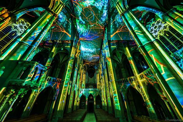 Die immersive Lichtshow 'GENESIS' in der Johanneskirche am Feuersee in Stuttgart mit 360-Grad-Projektionen und 3D-Videomapping der Schöpfungsgeschichte