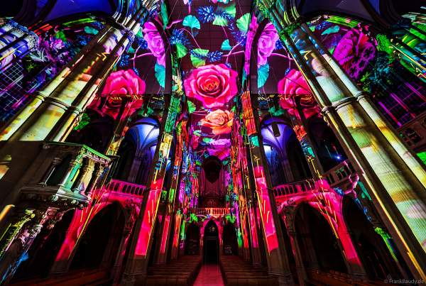 Die immersive Lichtshow 'GENESIS' in der Johanneskirche am Feuersee in Stuttgart mit 360-Grad-Projektionen und 3D-Videomapping der Schöpfungsgeschichte
