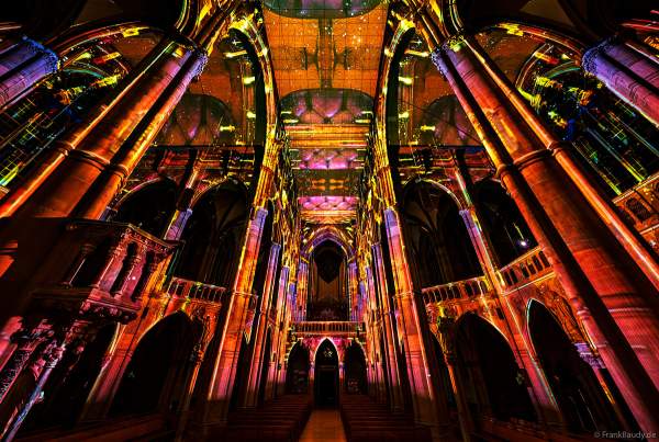 Die immersive Lichtshow 'GENESIS' in der Johanneskirche am Feuersee in Stuttgart mit 360-Grad-Projektionen und 3D-Videomapping der Schöpfungsgeschichte