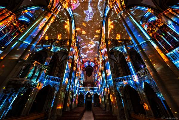 Die immersive Lichtshow 'GENESIS' in der Johanneskirche am Feuersee in Stuttgart mit 360-Grad-Projektionen und 3D-Videomapping der Schöpfungsgeschichte