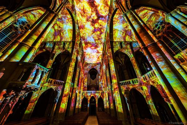 Die immersive Lichtshow 'GENESIS' in der Johanneskirche am Feuersee in Stuttgart mit 360-Grad-Projektionen und 3D-Videomapping der Schöpfungsgeschichte