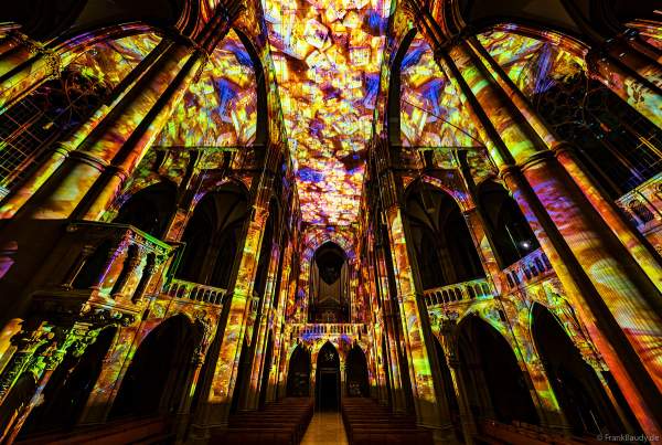 Die immersive Lichtshow 'GENESIS' in der Johanneskirche am Feuersee in Stuttgart mit 360-Grad-Projektionen und 3D-Videomapping der Schöpfungsgeschichte