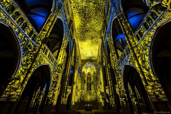 Die immersive Lichtshow 'GENESIS' in der Johanneskirche am Feuersee in Stuttgart mit 360-Grad-Projektionen und 3D-Videomapping der Schöpfungsgeschichte