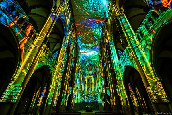 Die immersive Lichtshow 'GENESIS' in der Johanneskirche am Feuersee in Stuttgart mit 360-Grad-Projektionen und 3D-Videomapping der Schöpfungsgeschichte