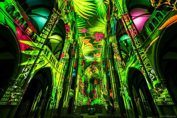 Die immersive Lichtshow 'GENESIS' in der Johanneskirche am Feuersee in Stuttgart mit 360-Grad-Projektionen und 3D-Videomapping der Schöpfungsgeschichte