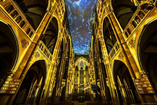 Die immersive Lichtshow 'GENESIS' in der Johanneskirche am Feuersee in Stuttgart mit 360-Grad-Projektionen und 3D-Videomapping der Schöpfungsgeschichte