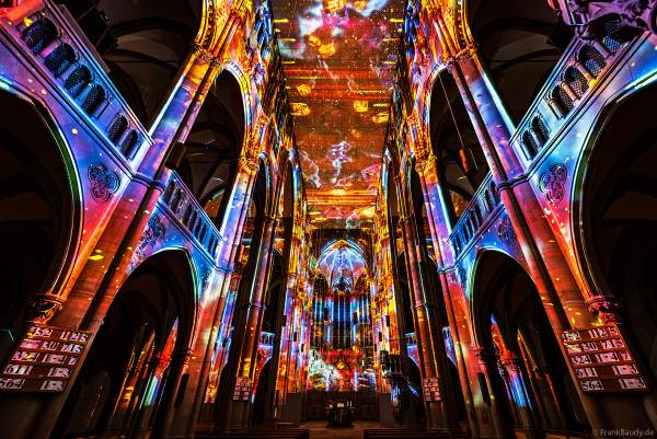Die immersive Lichtshow 'GENESIS' in der Johanneskirche am Feuersee in Stuttgart mit 360-Grad-Projektionen und 3D-Videomapping der Schöpfungsgeschichte