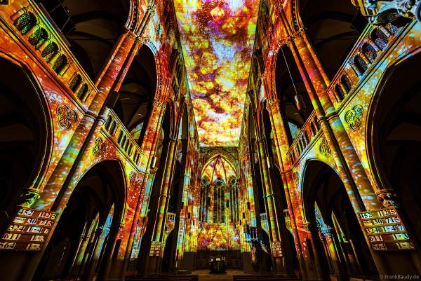 Die immersive Lichtshow 'GENESIS' in der Johanneskirche am Feuersee in Stuttgart mit 360-Grad-Projektionen und 3D-Videomapping der Schöpfungsgeschichte