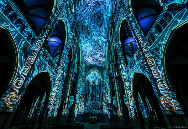 Die immersive Lichtshow 'GENESIS' in der Johanneskirche am Feuersee in Stuttgart mit 360-Grad-Projektionen und 3D-Videomapping der Schöpfungsgeschichte