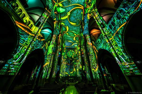 Die immersive Lichtshow 'GENESIS' in der Johanneskirche am Feuersee in Stuttgart mit 360-Grad-Projektionen und 3D-Videomapping der Schöpfungsgeschichte