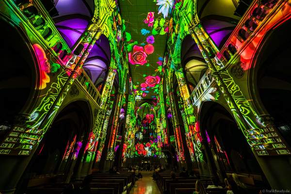 Die immersive Lichtshow 'GENESIS' in der Johanneskirche am Feuersee in Stuttgart mit 360-Grad-Projektionen und 3D-Videomapping der Schöpfungsgeschichte