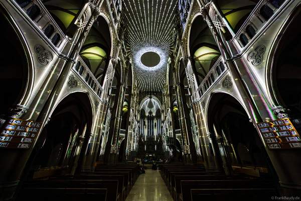 Die immersive Lichtshow 'GENESIS' in der Johanneskirche am Feuersee in Stuttgart mit 360-Grad-Projektionen und 3D-Videomapping der Schöpfungsgeschichte