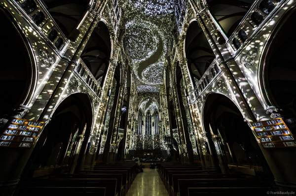Die immersive Lichtshow 'GENESIS' in der Johanneskirche am Feuersee in Stuttgart mit 360-Grad-Projektionen und 3D-Videomapping der Schöpfungsgeschichte