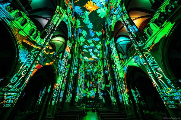 Die immersive Lichtshow 'GENESIS' in der Johanneskirche am Feuersee in Stuttgart mit 360-Grad-Projektionen und 3D-Videomapping der Schöpfungsgeschichte