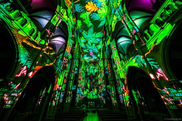 Die immersive Lichtshow 'GENESIS' in der Johanneskirche am Feuersee in Stuttgart mit 360-Grad-Projektionen und 3D-Videomapping der Schöpfungsgeschichte