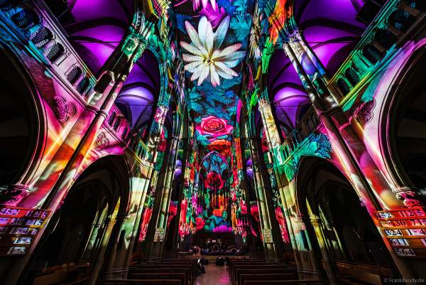 Ein Blumenmeer durch 360-Grad-Projektionen und 3D-Videomapping bei der Lichtshow GENESIS in der Johanneskirche am Feuersee in Stuttgart