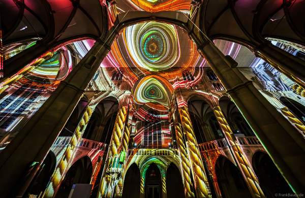 Die immersive Lichtshow 'GENESIS' in der Johanneskirche am Feuersee in Stuttgart mit 360-Grad-Projektionen und 3D-Videomapping der Schöpfungsgeschichte