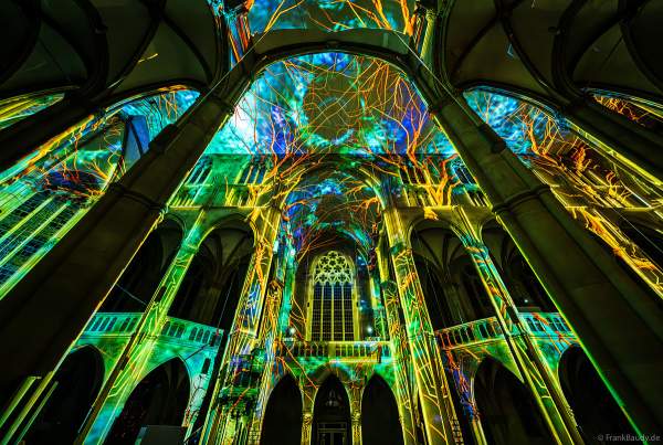 Die immersive Lichtshow 'GENESIS' in der Johanneskirche am Feuersee in Stuttgart mit 360-Grad-Projektionen und 3D-Videomapping der Schöpfungsgeschichte