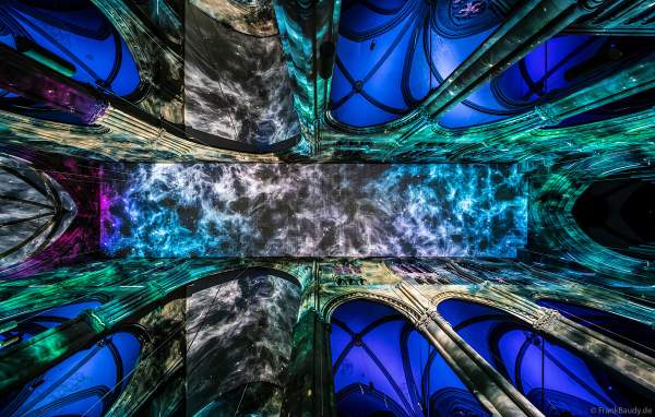 Die immersive Lichtshow 'GENESIS' in der Johanneskirche am Feuersee in Stuttgart mit 360-Grad-Projektionen und 3D-Videomapping der Schöpfungsgeschichte