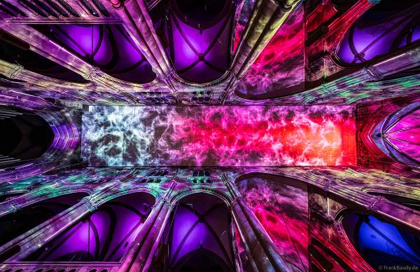 Die immersive Lichtshow 'GENESIS' in der Johanneskirche am Feuersee in Stuttgart mit 360-Grad-Projektionen und 3D-Videomapping der Schöpfungsgeschichte