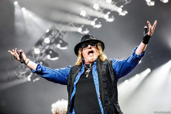 Joseph Williams der Gruppe Toto bei Night of the Proms 2023 in der SAP Arena Mannheim