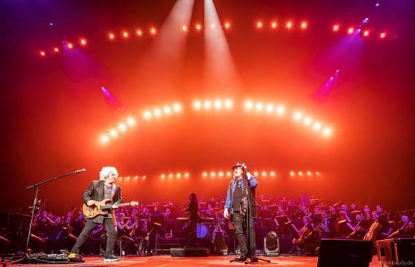 Die Band Toto mit Steve Lukather und Joseph Williams bei NIGHT OF THE PROMS 2023 in der SAP Arena Mannheim