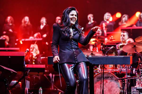 Alexandra Arrieche mit dem Antwerp Philharmonie Orchestra bei NIGHT OF THE PROMS 2023 in der SAP Arena Mannheim