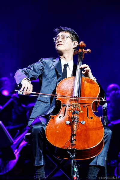 Der amerikanische Cellist Nathan Chan bei NIGHT OF THE PROMS 2023 in der SAP Arena Mannheim