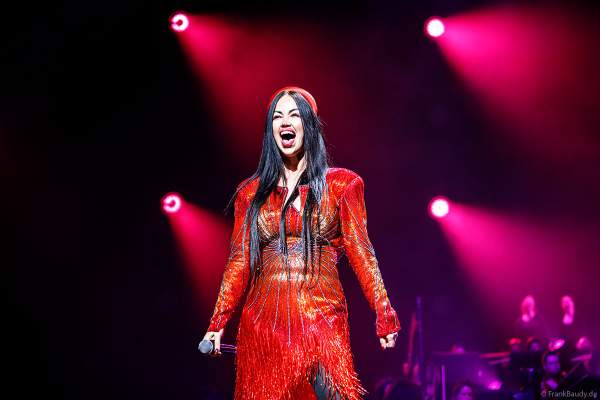 Die dänische Pop-Sängerin Aura Dione bei NIGHT OF THE PROMS 2023 in der SAP Arena Mannheim