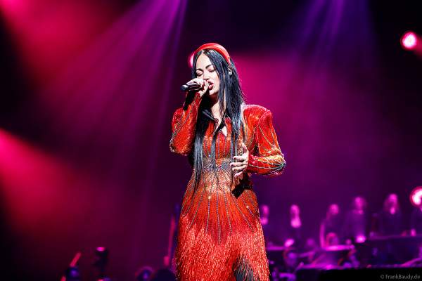 Die dänische Pop-Sängerin Aura Dione bei NIGHT OF THE PROMS 2023 in der SAP Arena Mannheim
