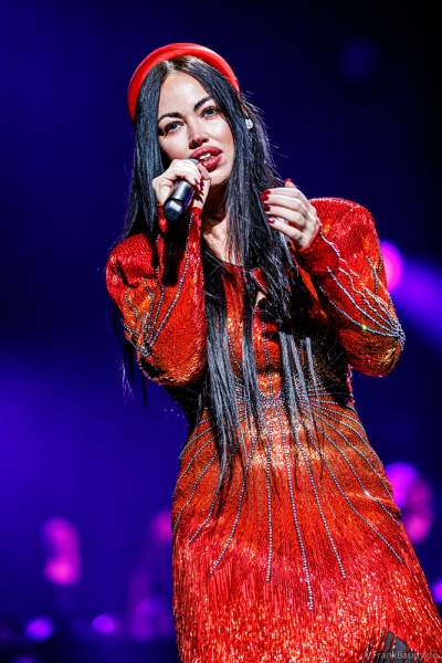 Die dänische Pop-Sängerin Aura Dione bei NIGHT OF THE PROMS 2023 in der SAP Arena Mannheim