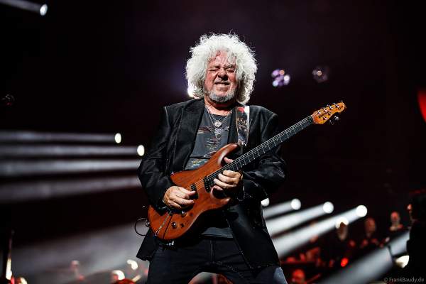 Steven-Lukather der Gruppe Toto bei NIGHT OF THE PROMS 2023 in der SAP Arena Mannheim