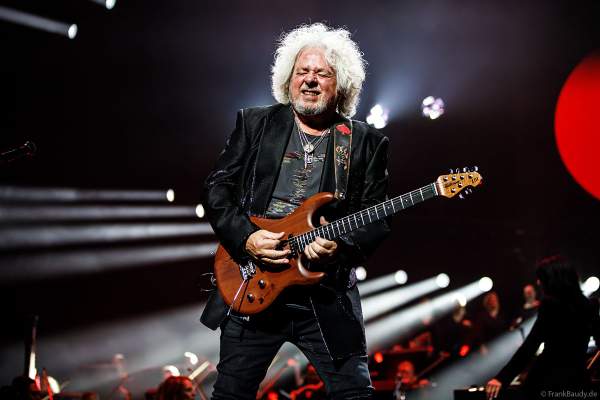 Steven-Lukather der Gruppe Toto bei NIGHT OF THE PROMS 2023 in der SAP Arena Mannheim