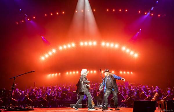 Die Band Toto mit Steve Lukather und Joseph Williams bei NIGHT OF THE PROMS 2023 in der SAP Arena Mannheim