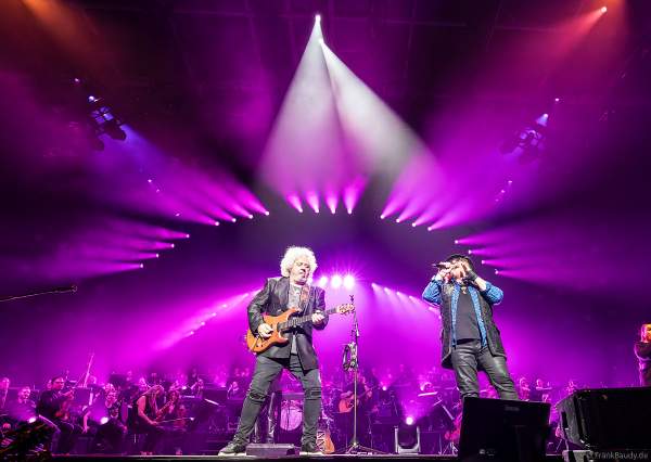 Die Band Toto mit Steve Lukather und Joseph Williams bei NIGHT OF THE PROMS 2023 in der SAP Arena Mannheim