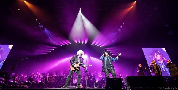 Die Band Toto mit Steve Lukather und Joseph Williams bei NIGHT OF THE PROMS 2023 in der SAP Arena Mannheim