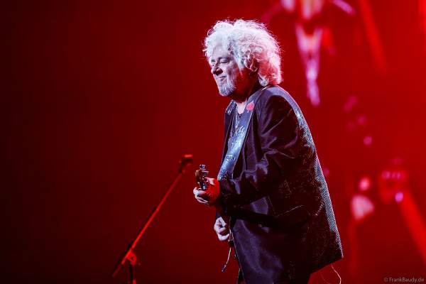 Steven-Lukather der Gruppe Toto bei NIGHT OF THE PROMS 2023 in der SAP Arena Mannheim
