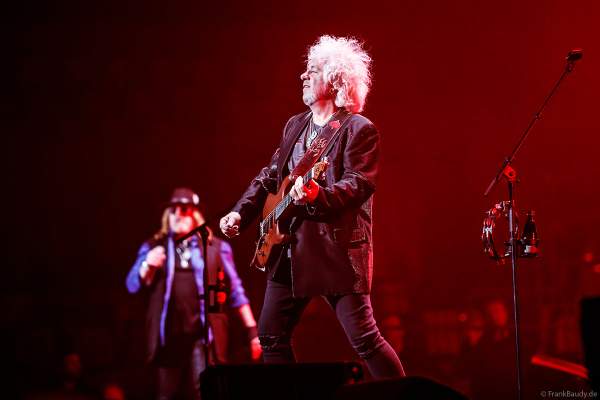 Die Band Toto mit Steve Lukather und Joseph Williams bei NIGHT OF THE PROMS 2023 in der SAP Arena Mannheim