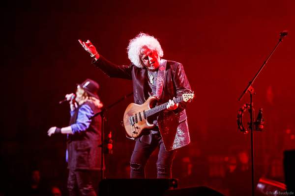 Die Band Toto mit Steve Lukather und Joseph Williams bei NIGHT OF THE PROMS 2023 in der SAP Arena Mannheim