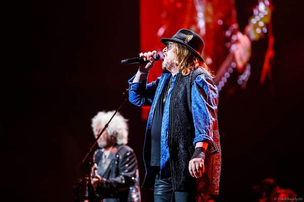 Joseph Williams der Gruppe Toto bei NIGHT OF THE PROMS 2023 in der SAP Arena Mannheim