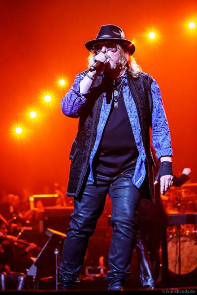 Joseph Williams der Gruppe Toto bei NIGHT OF THE PROMS 2023 in der SAP Arena Mannheim