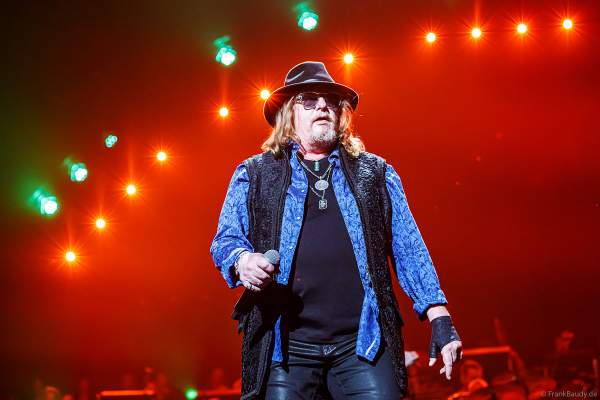 Joseph Williams der Gruppe Toto bei NIGHT OF THE PROMS 2023 in der SAP Arena Mannheim