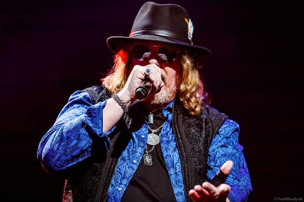 Joseph Williams der Gruppe Toto bei NIGHT OF THE PROMS 2023 in der SAP Arena Mannheim